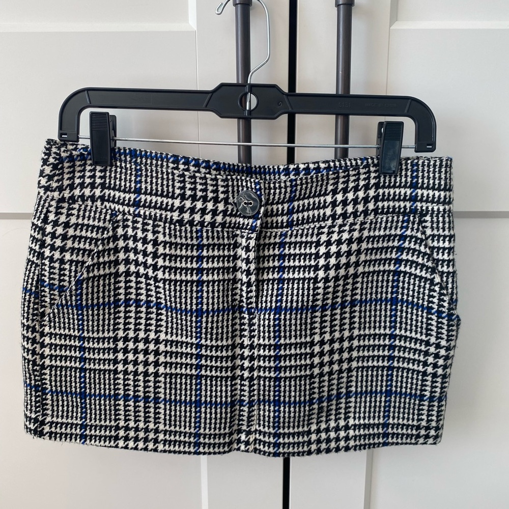 Low and short skirt